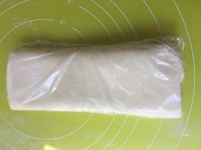 再对折，就像叠被子一样，包裹上保鲜膜，冰箱冷藏15分钟