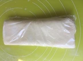 再对折，就像叠被子一样，包裹上保鲜膜，冰箱冷藏15分钟