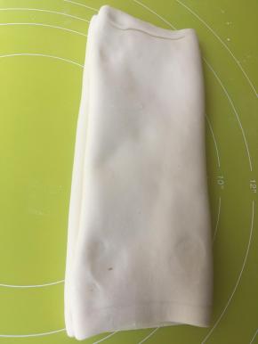 冰箱松弛好的面团取出，擀成长方形，像5、6步骤一样对折再对折，裹上保鲜膜冰箱冷藏15分钟