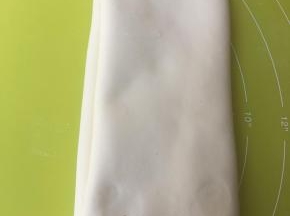 冰箱松弛好的面团取出，擀成长方形，像5、6步骤一样对折再对折，裹上保鲜膜冰箱冷藏15分钟