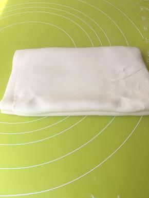 再重复一次四对折，再裹保鲜膜冷藏15分钟，这一步骤虽然有些费时间，可很重要，会让黄油充分融入到松弛好的面团中，不容易跑油，烤出来也很酥