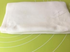 再重复一次四对折，再裹保鲜膜冷藏15分钟，这一步骤虽然有些费时间，可很重要，会让黄油充分融入到松弛好的面团中，不容易跑油，烤出来也很酥