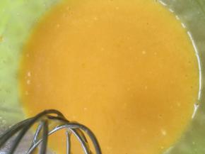 松弛面片的时间可以做卡士达酱，蛋黄加砂糖，30克牛奶，玉米淀粉，低筋面粉搅拌均匀，剩下的牛奶煮开