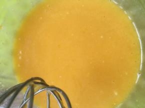 松弛面片的时间可以做卡士达酱，蛋黄加砂糖，30克牛奶，玉米淀粉，低筋面粉搅拌均匀，剩下的牛奶煮开