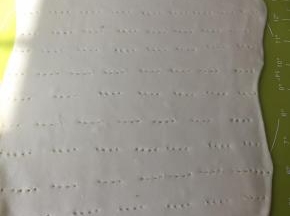 做了三次四折，以及松弛3次15分钟的面团，铺油纸，在油纸上擀成0.3厘米厚的长方形，用叉子扎些孔