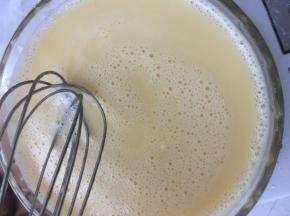 将热牛奶一点点加入到蛋黄液中，边加入边搅拌，免得热牛奶把蛋黄液烫成蛋黄汤啦