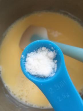 搅拌好的液体回锅，加入香草精小火煮开，边加热边搅拌，至卡士达酱浓稠，凉透备用