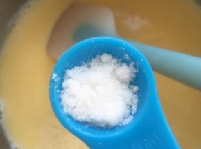 搅拌好的液体回锅，加入香草精小火煮开，边加热边搅拌，至卡士达酱浓稠，凉透备用