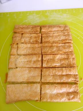 凉透的千层酥先竖着切一刀，再横着切5刀，分成同等大小的12块，酥皮很酥脆，很容易切坏尽量一刀切到底