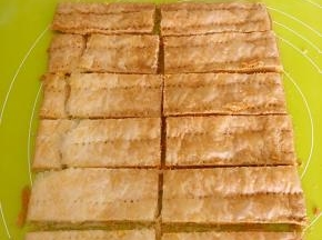 凉透的千层酥先竖着切一刀，再横着切5刀，分成同等大小的12块，酥皮很酥脆，很容易切坏尽量一刀切到底