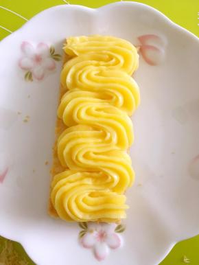 卡士达酱装入裱花袋，我用的八齿裱花嘴，取一块千层酥，挤上卡士达酱