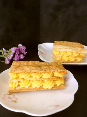 最上面铺上一块千层酥即可，层层酥脆的酥皮，香滑卡仕达酱，就是这样极致诱惑。