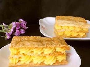 最上面铺上一块千层酥即可，层层酥脆的酥皮，香滑卡仕达酱，就是这样极致诱惑。