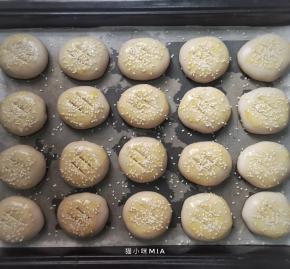 刷蛋黄液，割口，撒芝麻