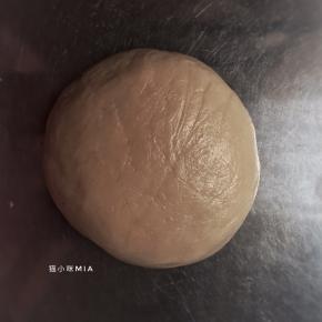 将油皮材料混合揉出膜，保鲜膜盖好松弛30分钟