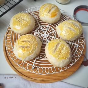 烤箱180度预热，中层烘焙25分钟，为避免上色过度，下面可以放多一个烤盘，出炉后晾凉就可以吃啦