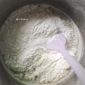 将馅料中的水、糖、黄油、盐倒入小锅中，加热至糖和黄油溶化，再倒入椰蓉、糕粉和芝麻，混合均匀