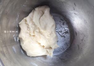 将油稣材料混合，保鲜膜盖好备用