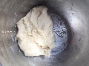 将油稣材料混合，保鲜膜盖好备用