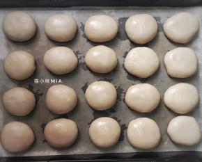 松弛好的油皮擀开包起馅料，码放在盘中