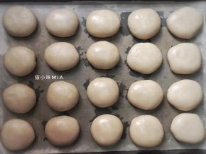 松弛好的油皮擀开包起馅料，码放在盘中