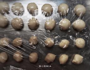 将松弛好的油皮油酥分别平均分为20份，注意要用保鲜膜盖好，防止风化