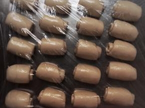 第一次松弛完后，再擀开卷起，继续松弛15分钟