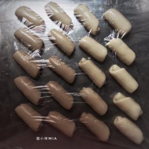 将油皮包入油稣，擀成长舌状，从上到下卷起，松弛15分钟