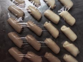 将油皮包入油稣，擀成长舌状，从上到下卷起，松弛15分钟