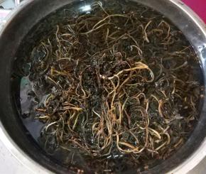 干的马齿笕放温水里泡四五个小时； 如果嫌时间长，也可用开水泡，时间会相对短些；