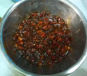 猪肉（我用的里脊肉）切小丁，放料酒，生抽、老抽、黄豆酱（可适量多些，提味)，加入食用油拌匀。盖上保鲜膜，放冰箱冷藏备用；