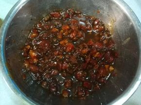 猪肉（我用的里脊肉）切小丁，放料酒，生抽、老抽、黄豆酱（可适量多些，提味)，加入食用油拌匀。盖上保鲜膜，放冰箱冷藏备用；