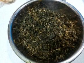 泡开的马齿笕冲洗干净，挤干水份，切碎；