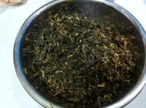 泡开的马齿笕冲洗干净，挤干水份，切碎；