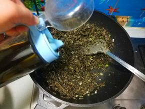 大葱和姜切碎； 锅内倒入食用油和猪油（如果肉是五花肉，可以不放猪油。猪油只需一点就好），油要多些，干的野菜要油多才吃。油烧温热，下葱花和姜碎，出香味后倒入马齿笕翻炒，加入生抽和少许糖继续翻炒；