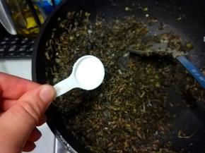 看到马齿笕跟油完全炒匀后，加入适量的盐调味；