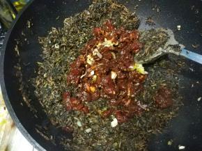 取出腌好肉丁，倒入锅中，与马齿笕翻拌均匀；
可尝尝咸淡。做包子的馅要稍微咸点，因为包子皮厚。如果觉得馅的咸味刚好，那就再加点盐，直到觉的比平时咸些，那做包子就正好。