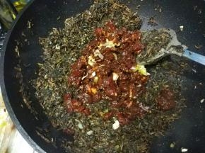 取出腌好肉丁，倒入锅中，与马齿笕翻拌均匀；
可尝尝咸淡。做包子的馅要稍微咸点，因为包子皮厚。如果觉得馅的咸味刚好，那就再加点盐，直到觉的比平时咸些，那做包子就正好。