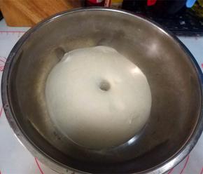 面团发酵至两倍大，在面团表面戳个洞，洞口不回缩，不塌陷，发酵完成；