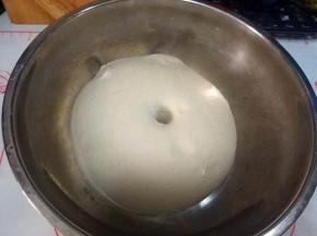 面团发酵至两倍大，在面团表面戳个洞，洞口不回缩，不塌陷，发酵完成；