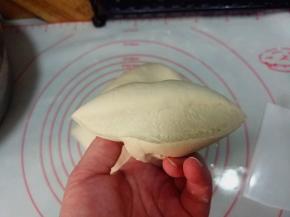 将发酵完的面团揉搓排气，直至切面无气孔。