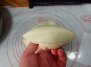 将发酵完的面团揉搓排气，直至切面无气孔。