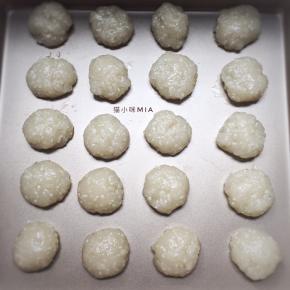 将馅料平均分为20份，为方便包，放入冰箱冷冻30分钟
