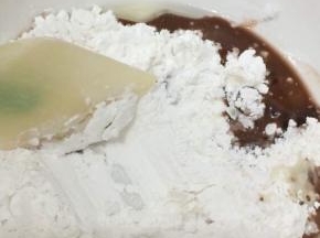  用刮刀搅拌均匀