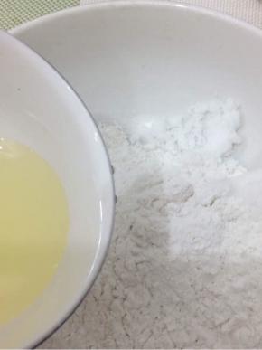 在将油倒入