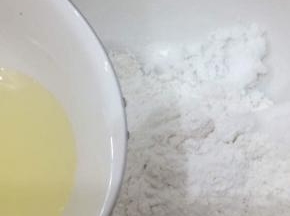 在将油倒入