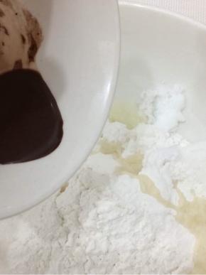 再将可可粉水倒入