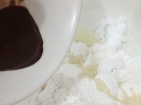 再将可可粉水倒入