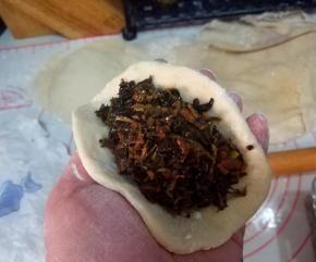 放入适量的馅料；