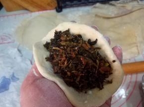 放入适量的馅料；